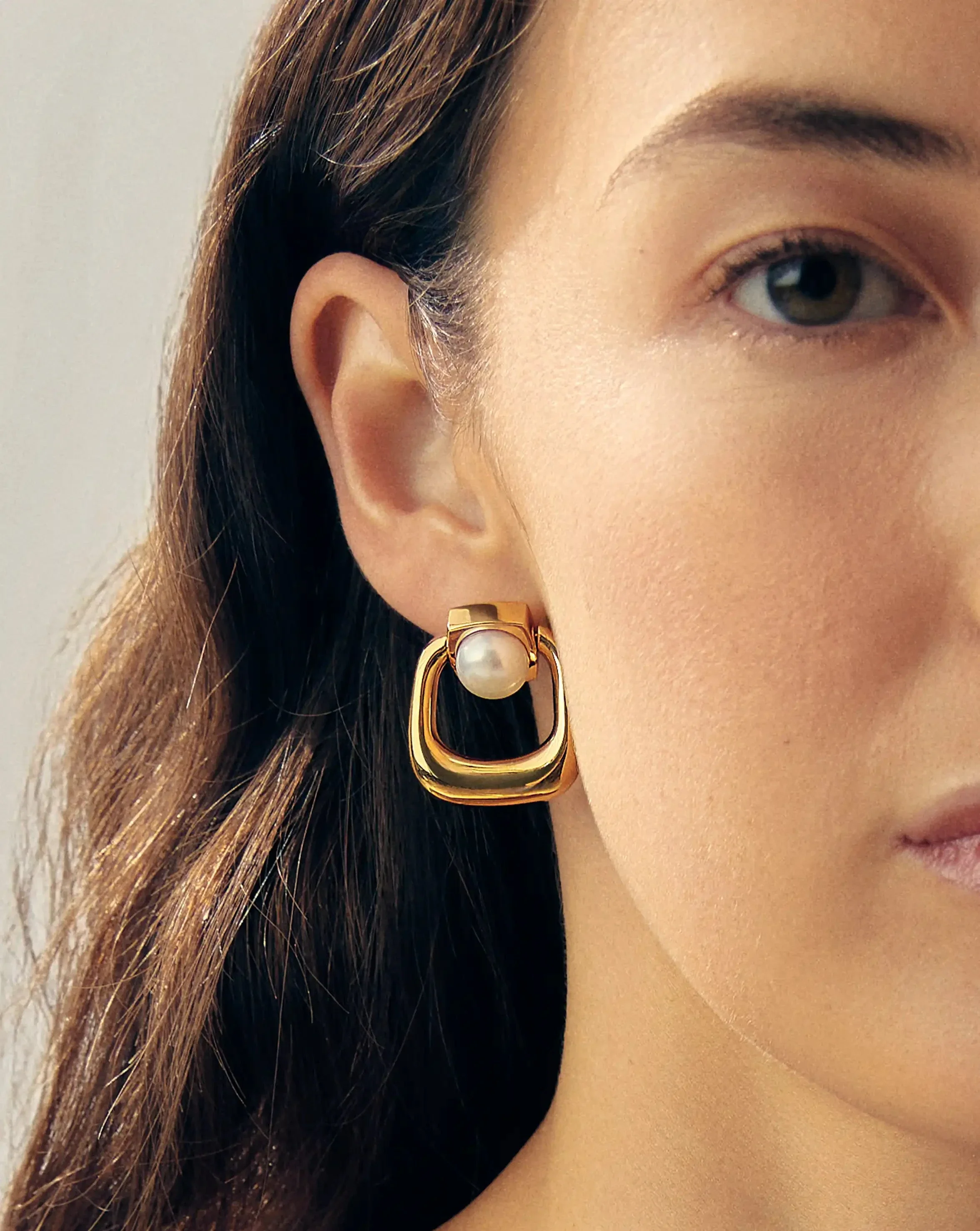 Button Pearl Statement Stud Earrings  | 18ct Gold Plated/Pearl - Image 6