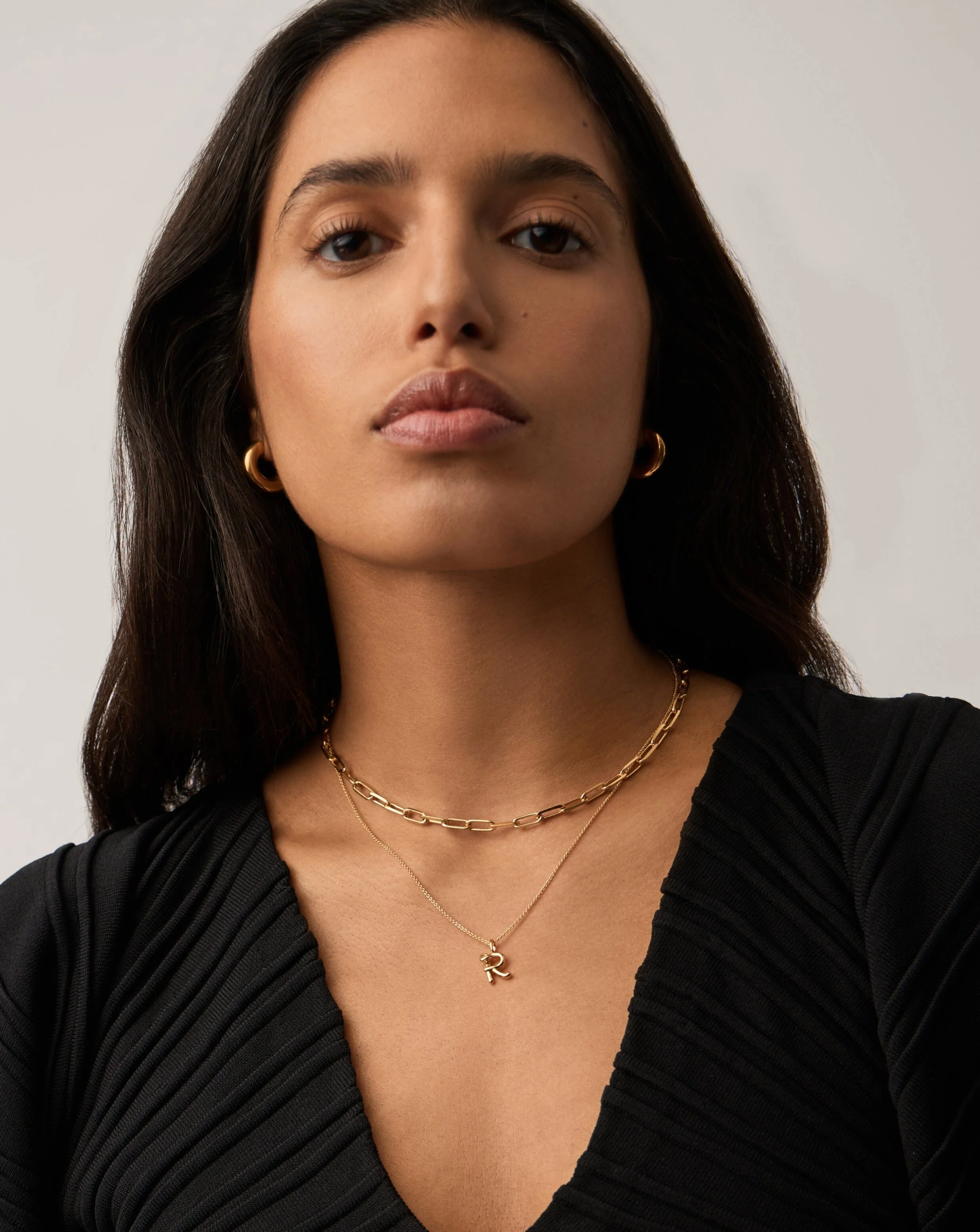 Curly Molten Mini Initial Necklace - R | 18ct Gold Vermeil - Image 3