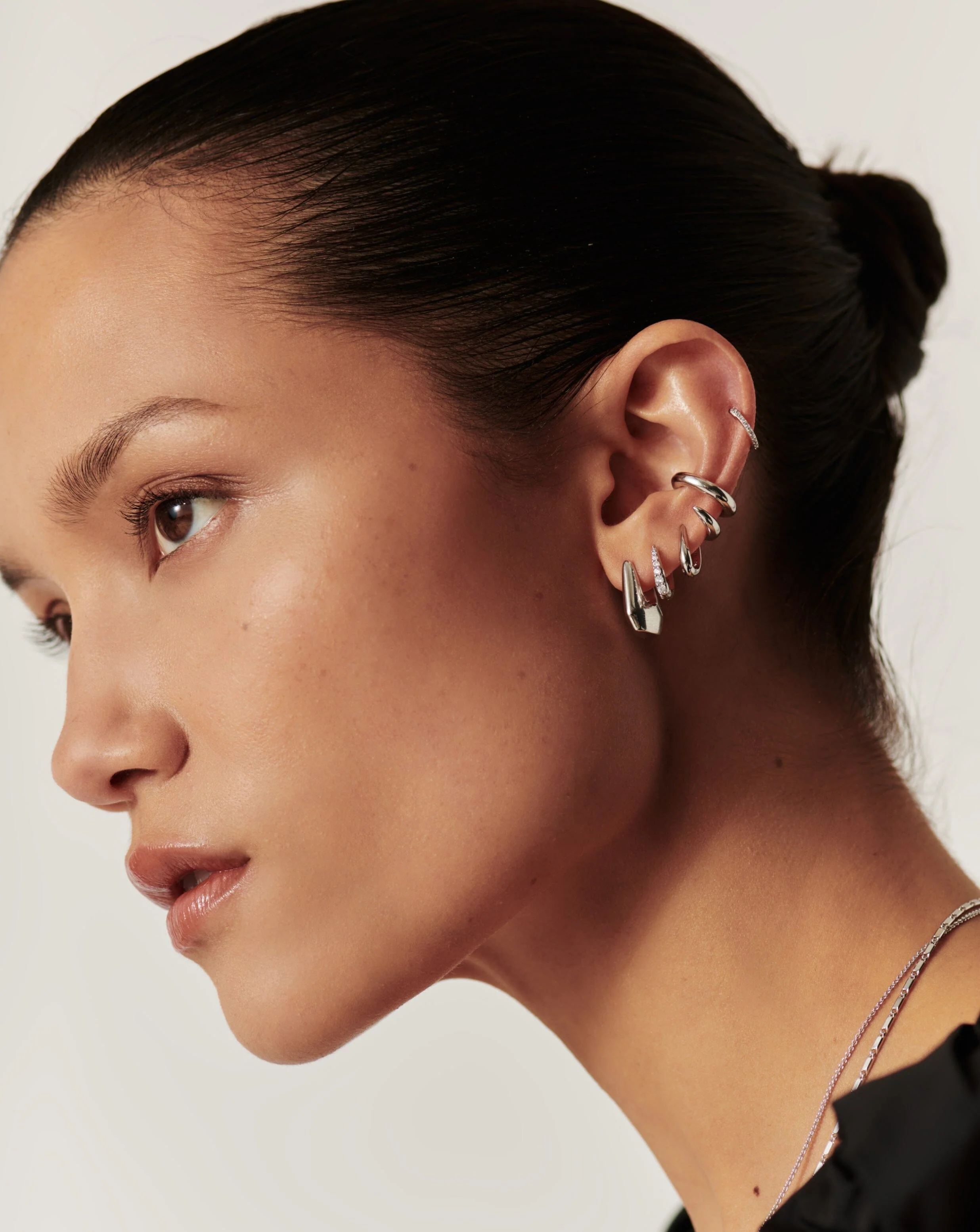 Lucy Williams Arco Small Hoop Earrings  | Sterling Silver - Image 3