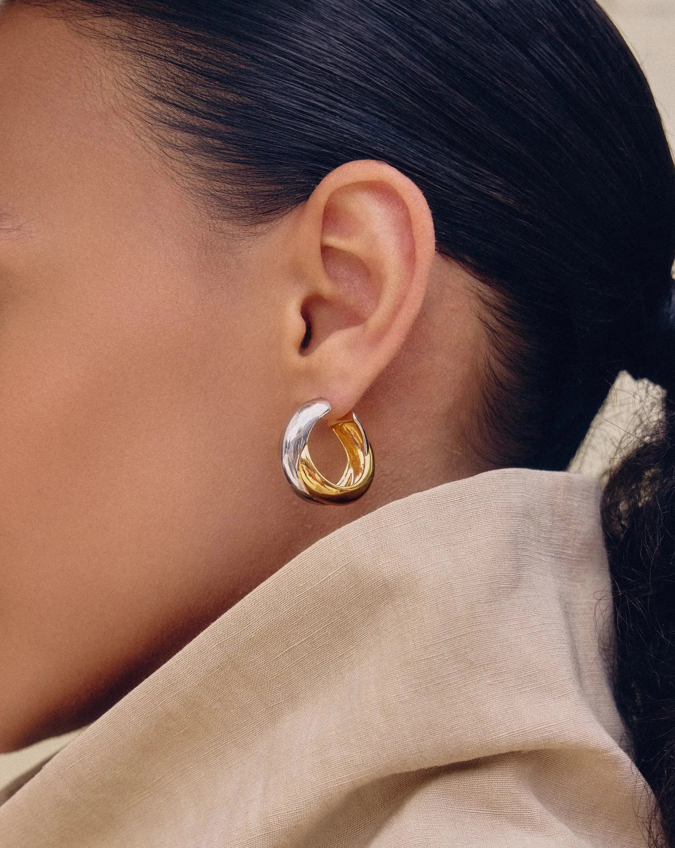 Lucy Williams Chunky Entwine Medium Hoop Earrings | Mixed Metal - Image 3