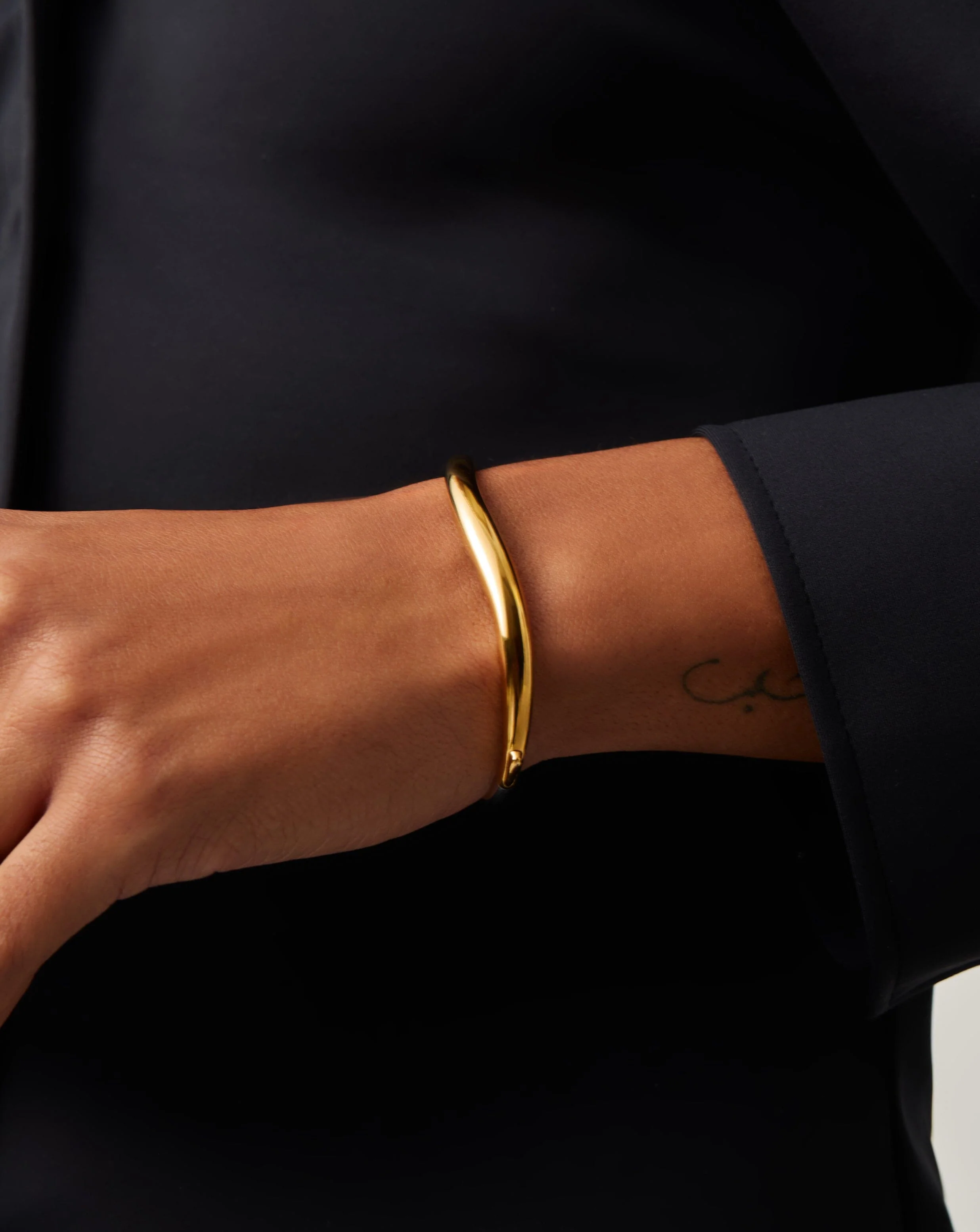 Savi Signature Hinged Bangle | Mixed Metal - Image 2