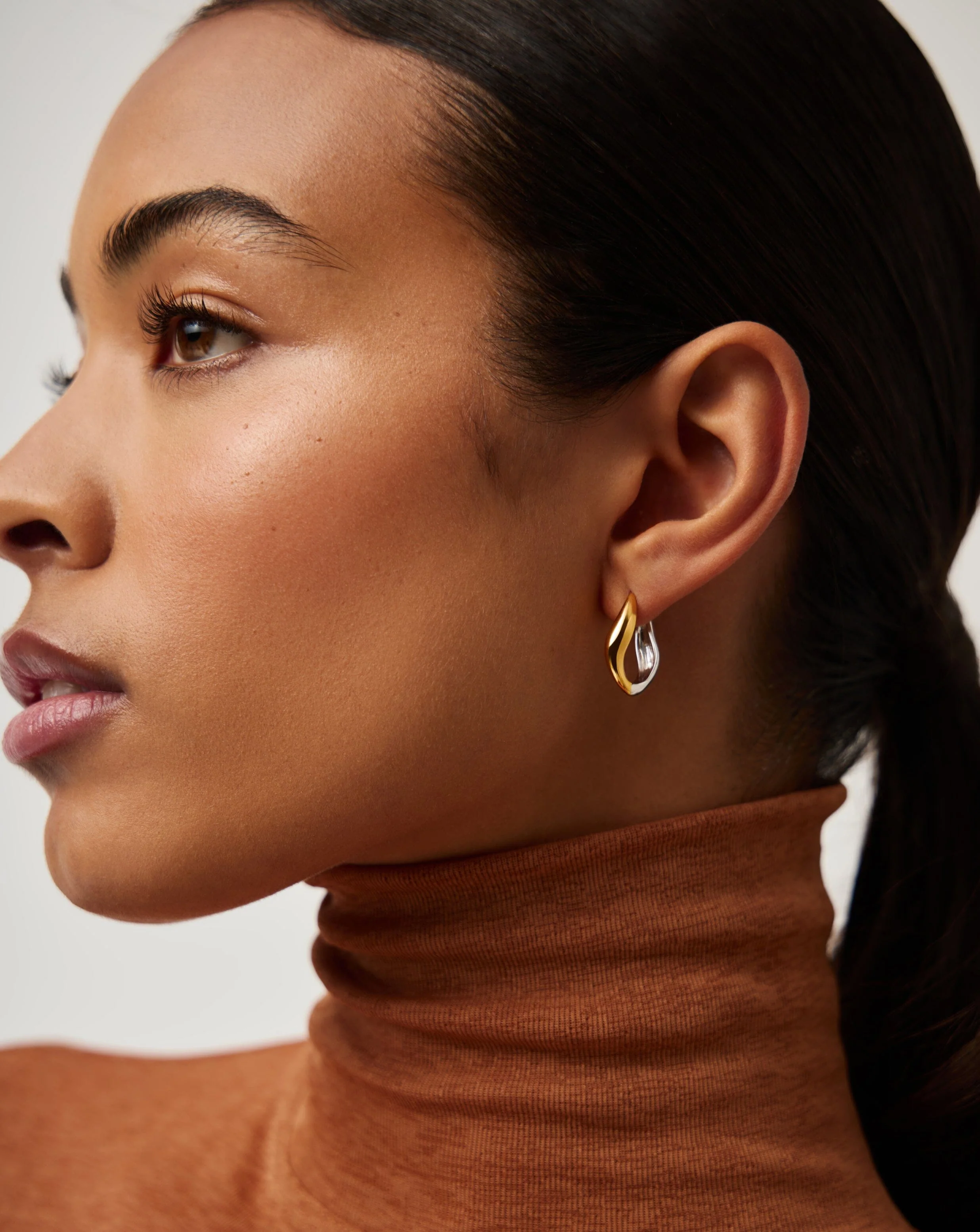 Savi Signature Small Hoop Earrings | Mix Metal - Image 2