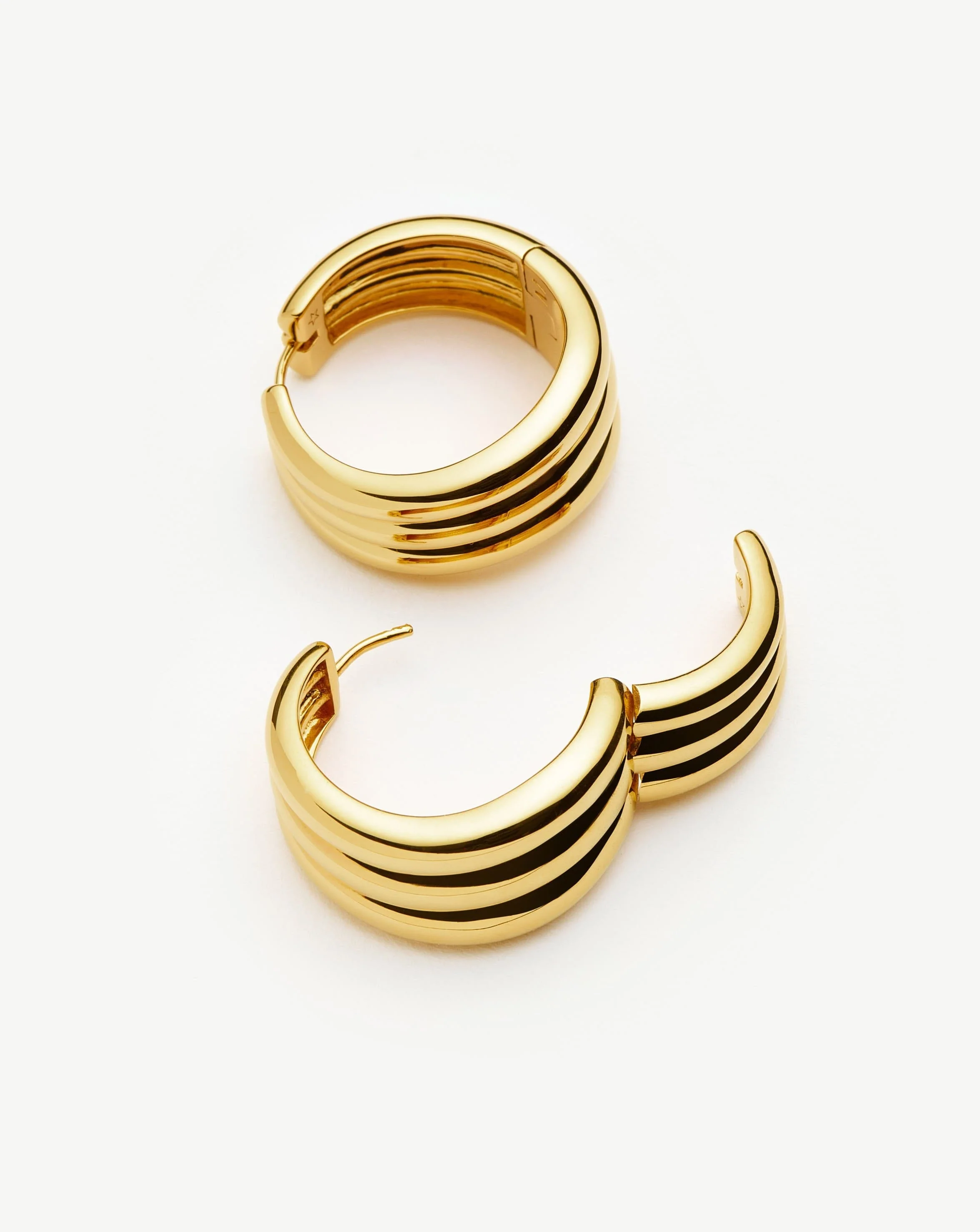 Savi Triple Ridge Medium Hoop Earrings | 18ct Gold Plated - Image 4